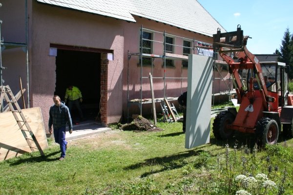 20110810 (15)-600.jpg - Betonfertigteil für barrierefreie Zugangstür wird eingebaut